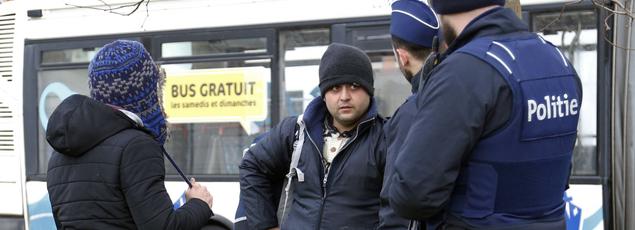 Des policiers belges contrôlent les identités, mardi, à la douane de De Panne, proche de l'agglomération dunkerquoise.