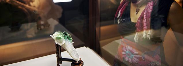 En mars 2013,  une visiteuse admire  le fameux chou en jadéite datant de la dynastie Qing, clou de la collection exposée au Musée national du Palais à Taïpeh.