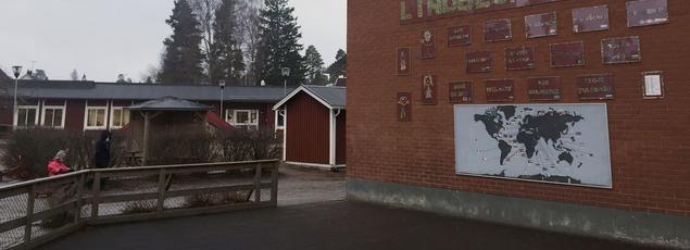 Des affiches disant «Bienvenue» en plusieurs langues ornent le mur d'une école à Signs Hultsfred en Suède.