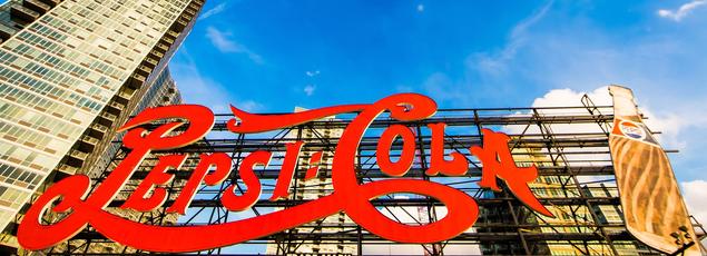 Au bord de l'East River, l'immense enseigne lumineuse de Pepsi -Cola.