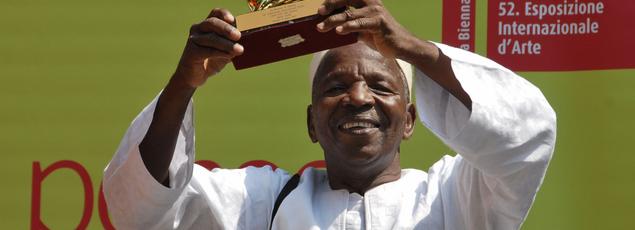 Portraitiste sans pareil, Malick Sidibé fut le premier photographe africain à recevoir le prestigieux Prix Hasselblad en 2003 et reçut le Lion d'or à Venise en 2007. Il est mort le 14 avril des suites d'un cancer dans sa chère ville de Bamako, à l'âge de 80 ans.