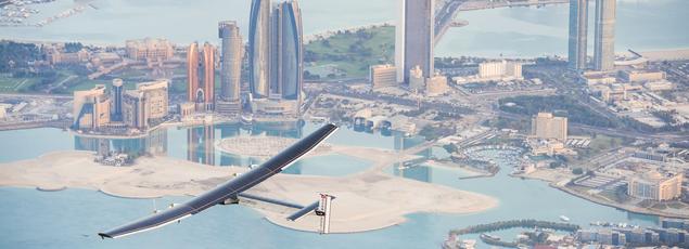 Solar Impulse lors du survol d'Abu Dhabi, point de départ et d'arrivée de son tour du monde.