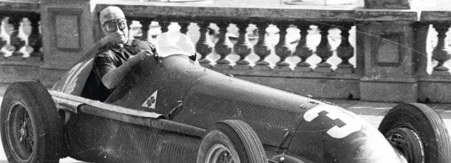 Juan Manuel Fangio au volant d'une Alfa Romeo en 1950 pour le Grand Prix de Monaco.