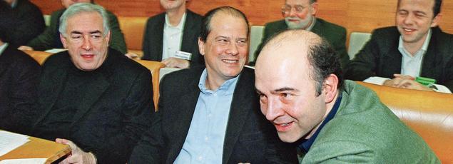 Dominique Strauss-Kahn (de gauche à droite), Jean-Christophe Cambadélis et Pierre Moscovici participent le 18 janvier 2003 au conseil national du PS, dans une salle de l'Assemblée nationale à Paris.