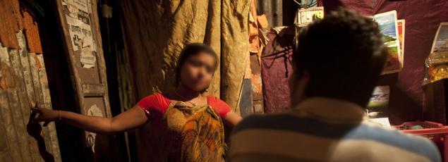 Une jeune prostituée de 17 ans parle avec un client à Tangail, au nord-est du Bangladesh. Photo d'illustration.