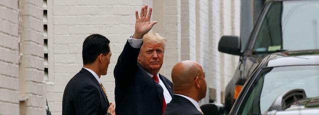 Donald Trump arrive au siège du Parti républicain, jeudi, à Washington, pour son rendez-vous avec le président de la Chambre des représentants, Paul Ryan, et plusieurs figures clés du Grand Old Party.