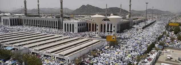 Des pèlerins musulmans se rassemblent pour la prière de la mi-journée, à la mosquée Namira, au sud-est de la Mecque, le 23 septembre 2015.