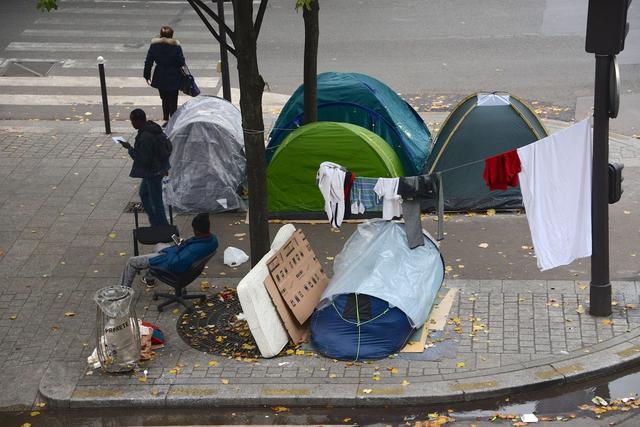 Chaque jour, de nouvelles tentes envahissent les trottoirs dans ce quartier du XIXe arrondissement. Crédit: Erez Lichtfeld.