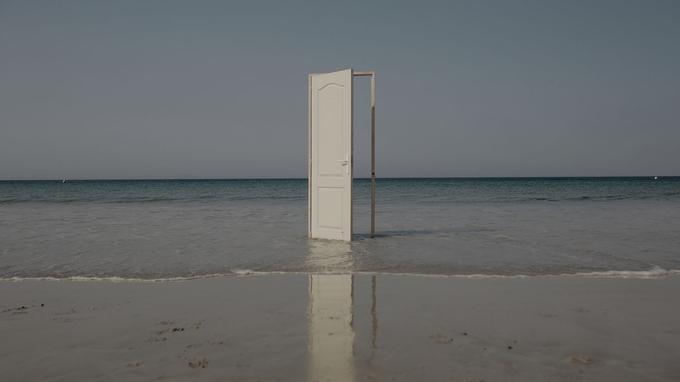 Une porte ouverte a été installée sur la plage de Tarifa pour symboliser l'accueil des migrants, dont un grand nombre n'atteint pas la côte en vie.