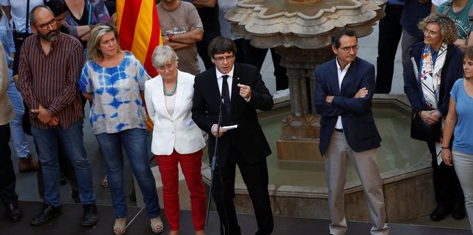 Le président catalan Carles Puigdemont, jeudi, lors de sa rencontre avec des enseignants favorables au référendum.