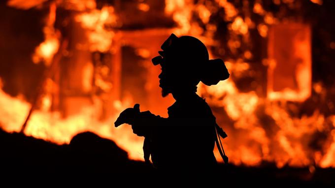 Les pompiers ont tenté de maîtriser ces incendies