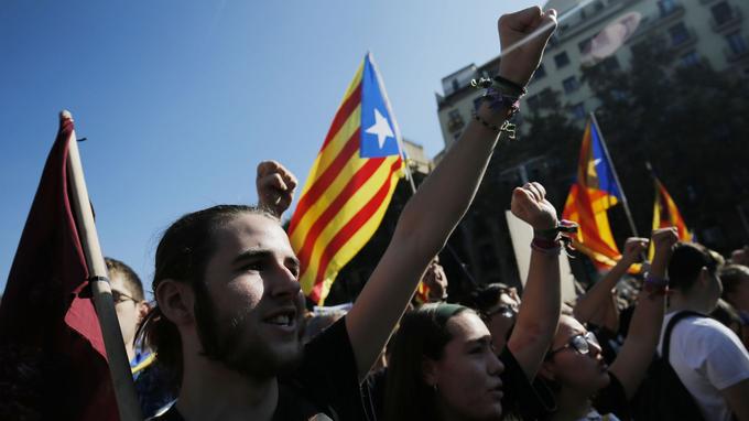 Des milliers d'étudiants étaient rassemblés jeudi dans les rues de Barcelone pour soutenir la proclamation d'une république indépendante et protester contre la mise sous tutelle de la Catalogne prévue par Madrid.