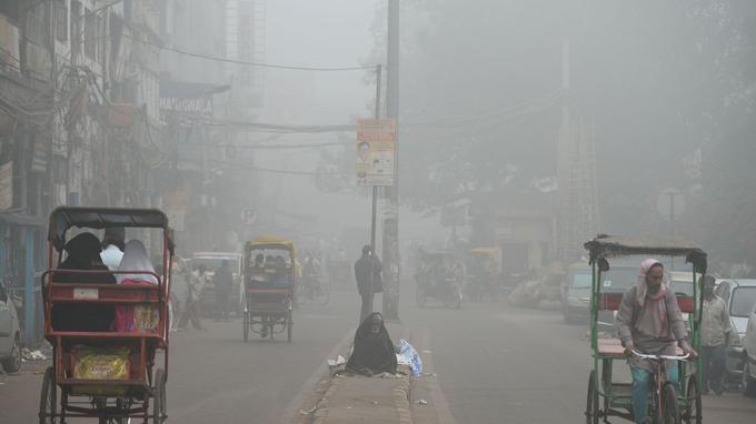 Dans les rues, le brouillard est tel que la visibilité est extrêmement limitée pour les pousse-pousse.