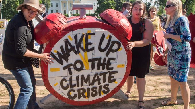 Des manifestent arborent une bannière «Réveillez-vous face à la crise climatique» à Washington, aux États-Unis, le 1er juin dernier.