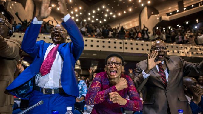 LLes membres du Parlement du Zimbabwe ont explosé de joie.