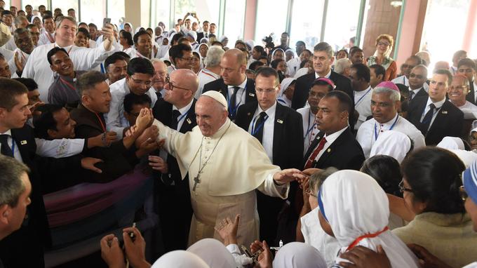 Papa Francesco visita i fedeli della Chiesa del Santo Rosario il 2 dicembre a Dhaka (Bangladesh).