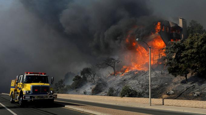 Le feu ravage une maison dans le comté du Ventura, en Californie le 5 décembre 2017.