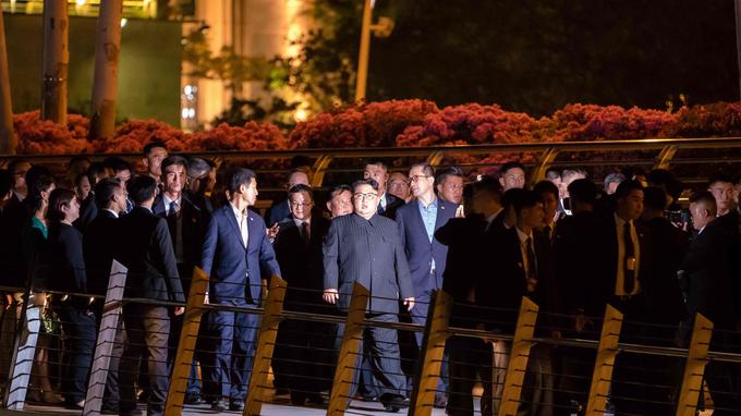Kim Jong-un très entouré au jardin botanique de Kim Jong-un