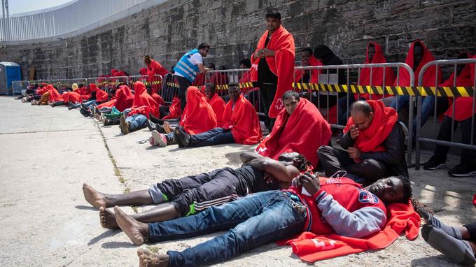 Des migrants attendent d'être pris en charge par la Croix-Rouge sur le port de Tarifa, en Espagne, ce samedi.