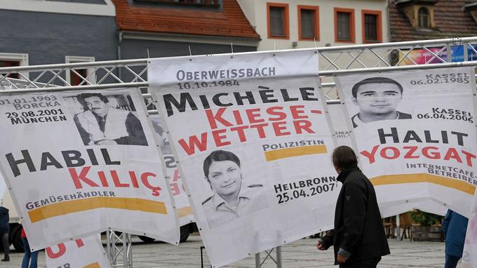 Mardi 10 juillet, à la veille du verdict, des bannières avec les noms et photos des victimes du groupuscule ont été accrochées à Zwickau, dans l'est de l'Allemagne. Les membres de la NSU ont vécu dans la ville pendant plus de trois ans, sans que jamais leurs actions soient identifiées.