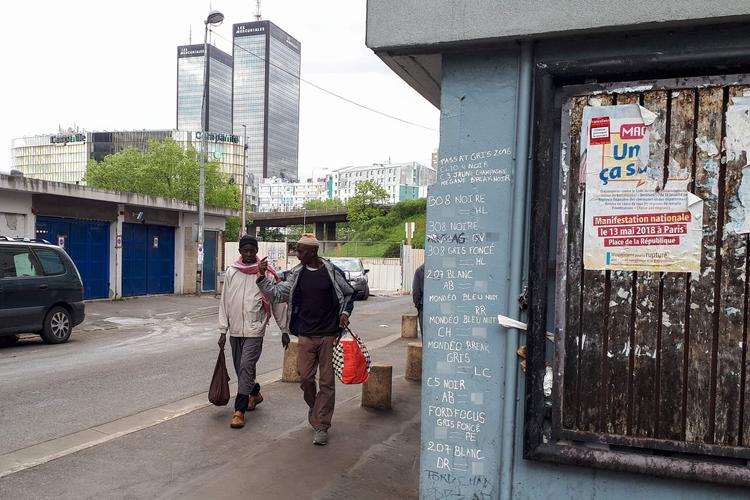 Dans la cité de la Capsulerie, à Bagnolet, les dealeurs notent les plaques des voitures de police banalisées sur les murs.