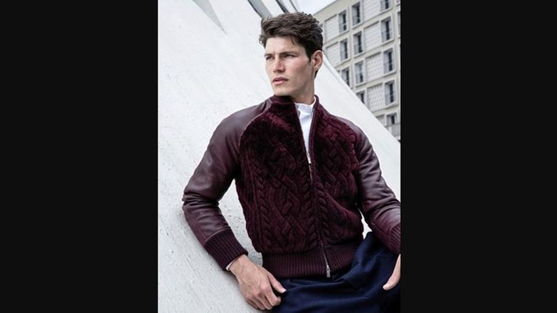 Manteau en cachemire et laine, prix sur demande, Louis Vuitton.Trench en polyester, 1 150 \u20ac, Issey Miyake Men.Chemise brodée en denim de coton,