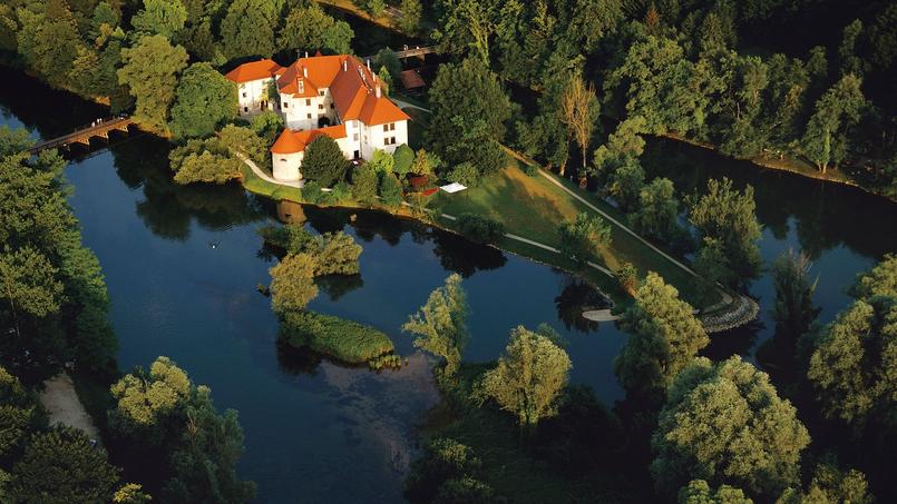 Posé sur un îlot de la rivière Krka, le château médiéval d'Ottocec a été restauré et tranformé en hôtel de luxe.
