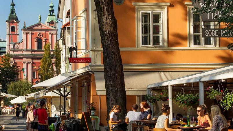 Ljubljana est une invitation permanente à faire la fête, en particulier sur les bords de la Ljubljanica, noire de bars, brasseries et estaminets où l'on boit, bavarde et danse jusqu'à plus soif.