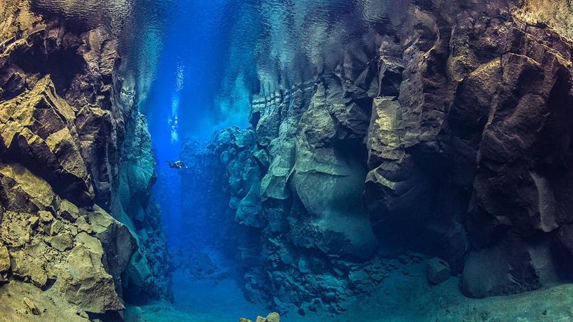 La fissure de Silfra est le rêve de tous les plongeurs . C'est le seul endroit de la planète où il est possible de plonger entre la plaque tectonique nord américaine et eurasienne. C'est aussi le lieu où l'eau est la plus claire du monde, la visibilité s'étend à presque 100 mètres.