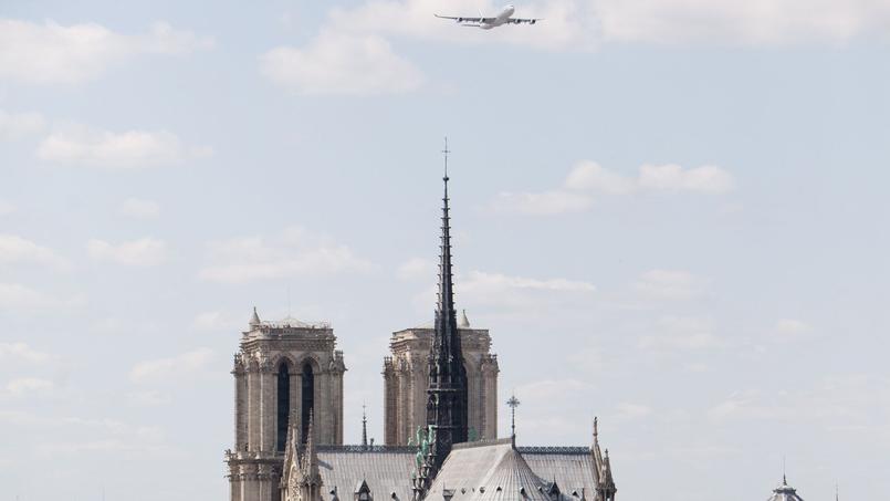 Le vol s'effectue à environ 1100 pieds (un peu plus de 320 mètres), les avions donnant l'impression de frôler les monuments parisiens comme la cathédrale Notre-Dame-de-Paris.