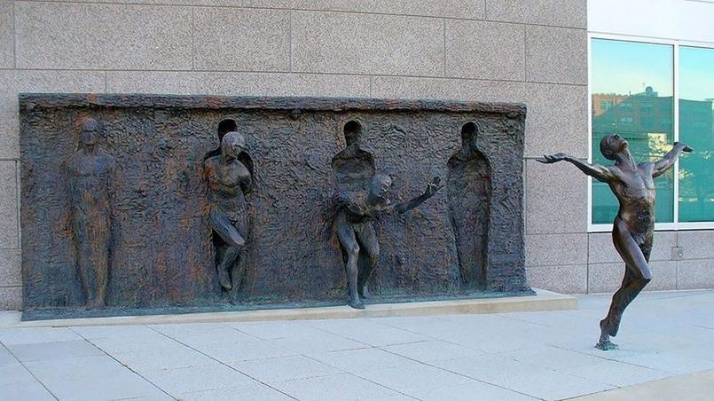 Sortez du moule de Zenos Frudakis - Cette création originale se situe dans la région de résidence de son sculpteur, à Philadelphie, en Pennsylvannie. L'Américain est célèbre pour ses représentations de personnages de grandes tailles.