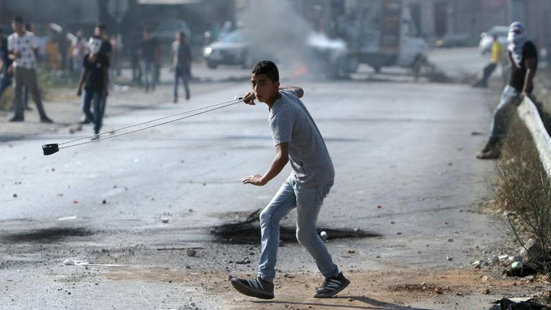 A Palestinian boy with a slingshot during clashes with Israeli security forces today, near the camp of refugees Jalazon, north of Ramallah.