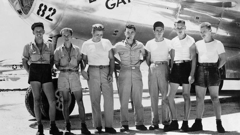 L'équipage de l'avion SuperFortress B-29 Enola Gay après le largage de la bombe atomique sur Hiroshima. Le pilote le colonel Paul W. Tibbets est au centre.