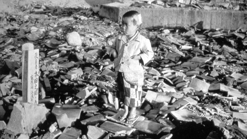 Un petit garçon dans les ruines de Nagasaki après l'explosion de la bombe atomique le 9 août 1945.