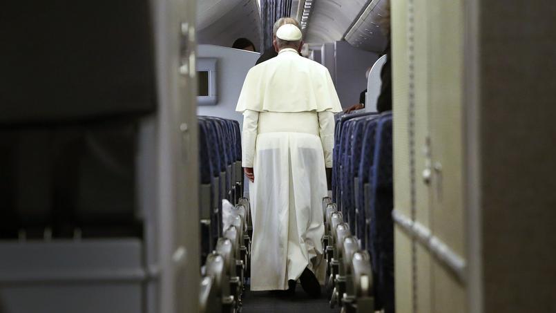 Le pape, dans l'avion de retour.