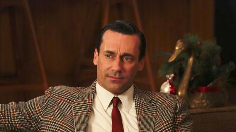 L'acteur John Hamm incarnant Don Draper avec une impeccable raie sur le côté dans la série Mad Men (Crédit photo: AMC)
