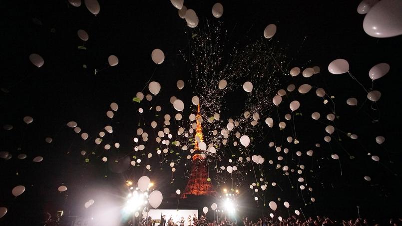 Japon. A Tokyo, à minuit les Japonais ont lâché leurs ballons. Le Japon a célébré les premières heures de la nouvelle année, celle du Singe pour les Japonais.
