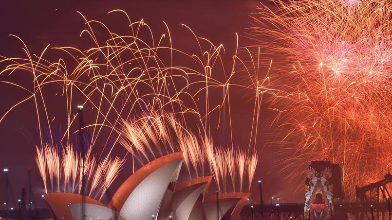 Australie. A Sydney, le traditionnel feu d'artifice a illuminé le port et le célèbre opéra de Sydney.