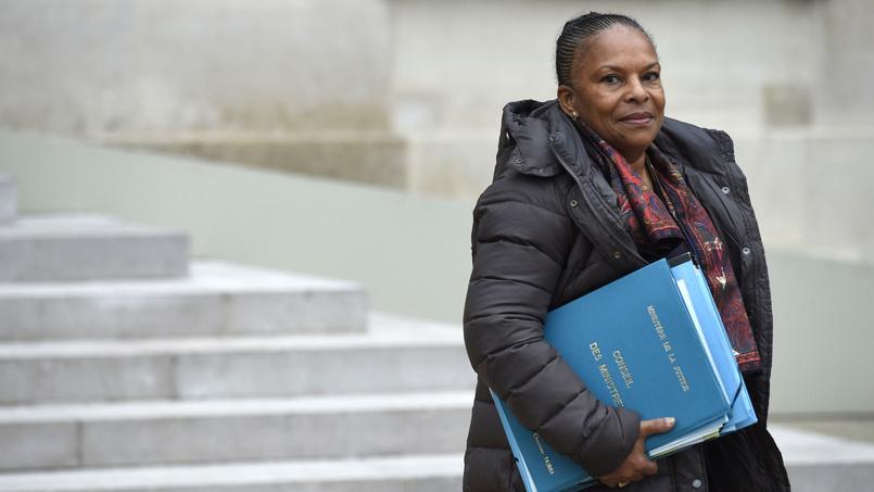 27 janvier 2016 - Après 3 ans, 8 mois et 11 jours passés au sein du gouvernement, Christiane Taubira remet sa démission au président de la République sur fond de désaccord sur la déchéance de nationalité. François Hollande accepte sa démission.
