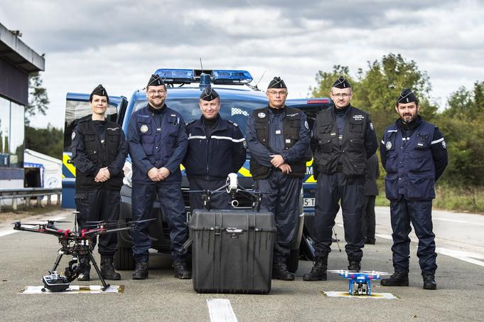 Des enquêteurs de la Gendarmerie des transports aériens, derrière un système de micro-drones avec son container de transport et ses accessoires.