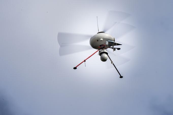 Mini drone d'une vingtaine de kilos doté d'une caméra électro-optique et infrarouge avec système de détection d'une personne à un kilomètre de distance.