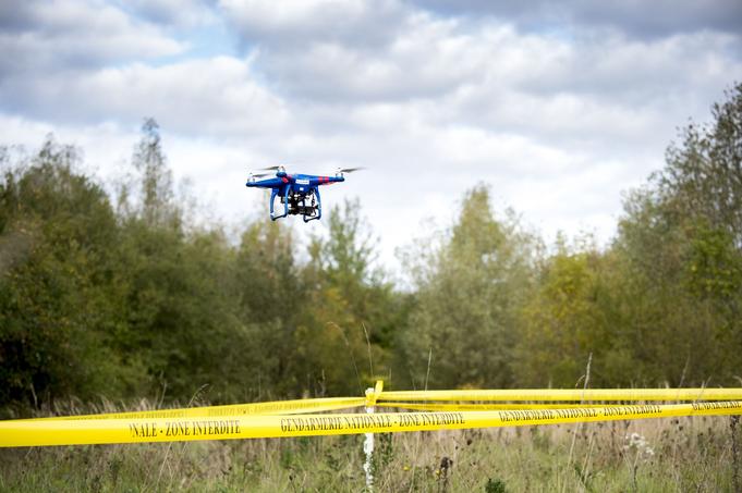 Micro drone de la Gendarmerie des transports aériens, en survol d'une scène d'accident aérien.