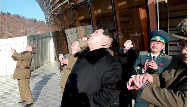 Kim Jong-Un observant le tir de la fusée.
