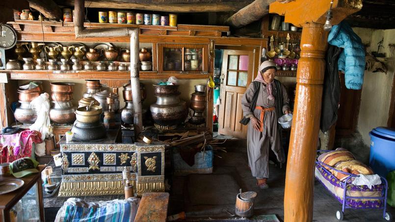 Batterie de casseroles en cuivre, fourneau de terre cuite et piliers de bois: une salle à manger typique des vieilles fermes ladakhis.