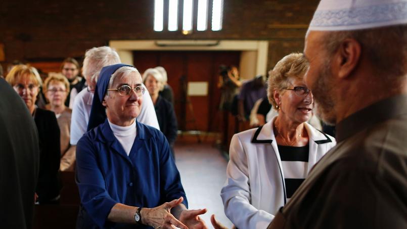 a  Catholic nun shakes hands with a Muslim & #  xE0; the & # xe9; Church St. Th & # xe9;  r & # XE8; if Saint - & # XC9;  take-du-Rouvray. 