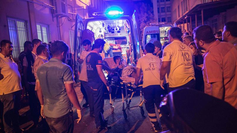 Les premiers secours transportent un un homme blessé à l'hôpital le 20 août 2016.