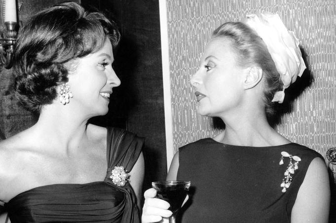 Avec Danielle Darrieux lors du tournage d'une scène du film Les lions sont lâches, en 1961.