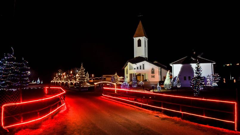 Des décorations de Noël entourent une église catholique dans le village de Petrushan, à 30 kilomètres de Pristina.