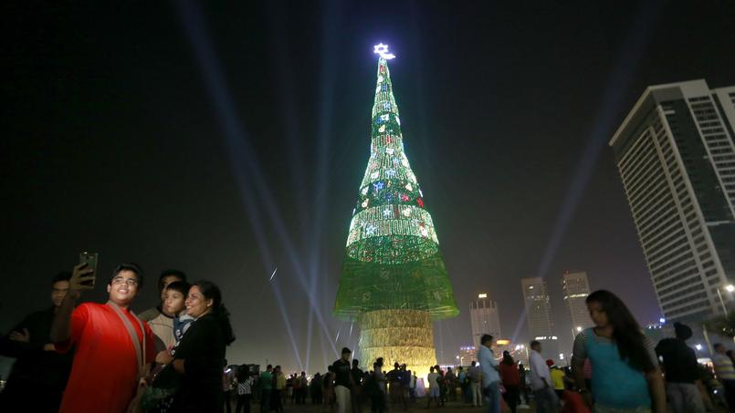 Un gigantesque sapin de Noël artificiel a été dressé à Colombo, la capitale du Sri Lanka, ce samedi.