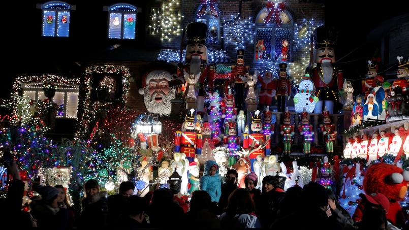 À New York, le réveillon de Noël est une fête de toutes les démesures. Ici, à Brooklyn, des milliers de personnes visitent les maisons décorées pour l'occasion.